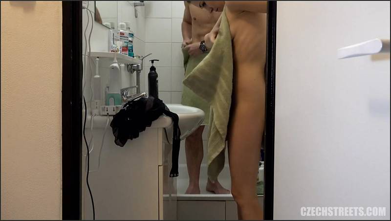 Nutte gefickt von zwei Schwänzen gedehnt